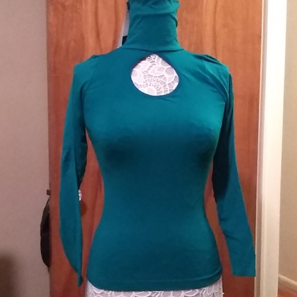 Basic keyhole turtle neck